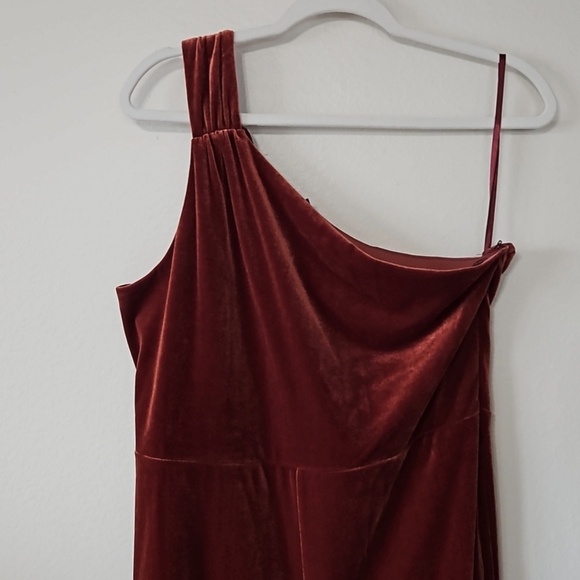 🔥NWT:🔥Large (L) Banana Republic Maroon Velvet One shoulder jumpsuit - Picture 2 of 6